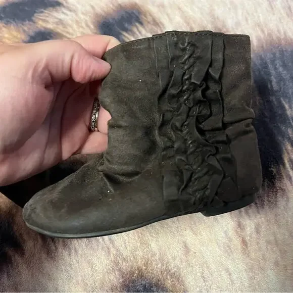 Falls Creek Soft Brown Ruffled Side Booties Baby Girls Size 6 - Picture 3 of 9
